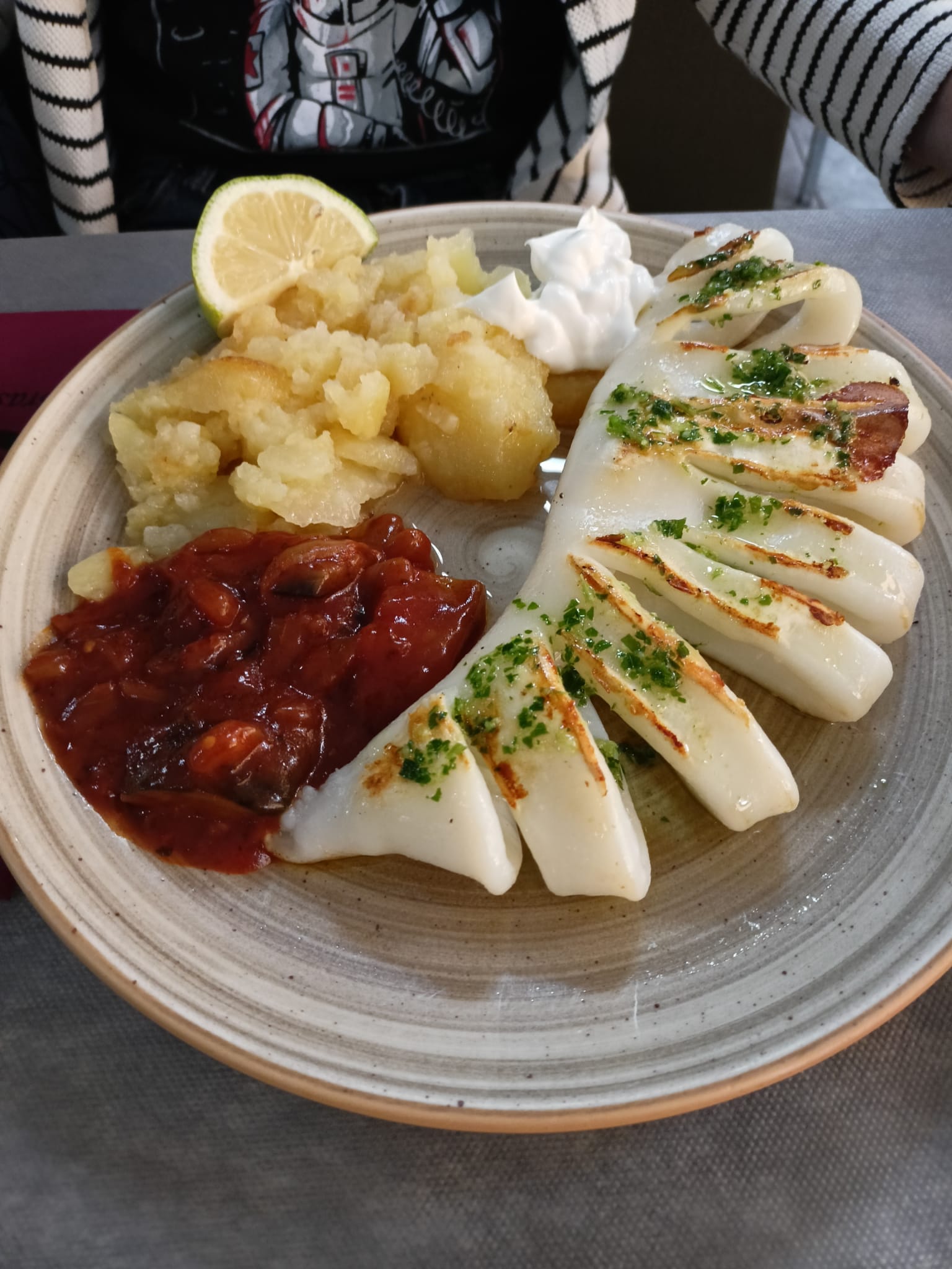 Plato de calamar con patatas y pisto